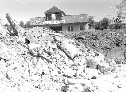Navážka nové hrací plochy r.1983