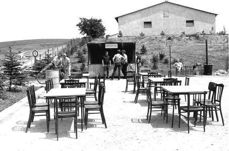 Občerstvení při utkání - (nyní- prodejna agro) r.1985